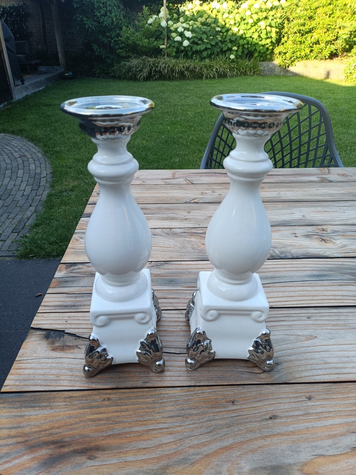Set van 2 Witte en Zilveren Kandelaars - 31 cm Hoog, Ophalen of Verzenden, Keramiek of Aardewerk