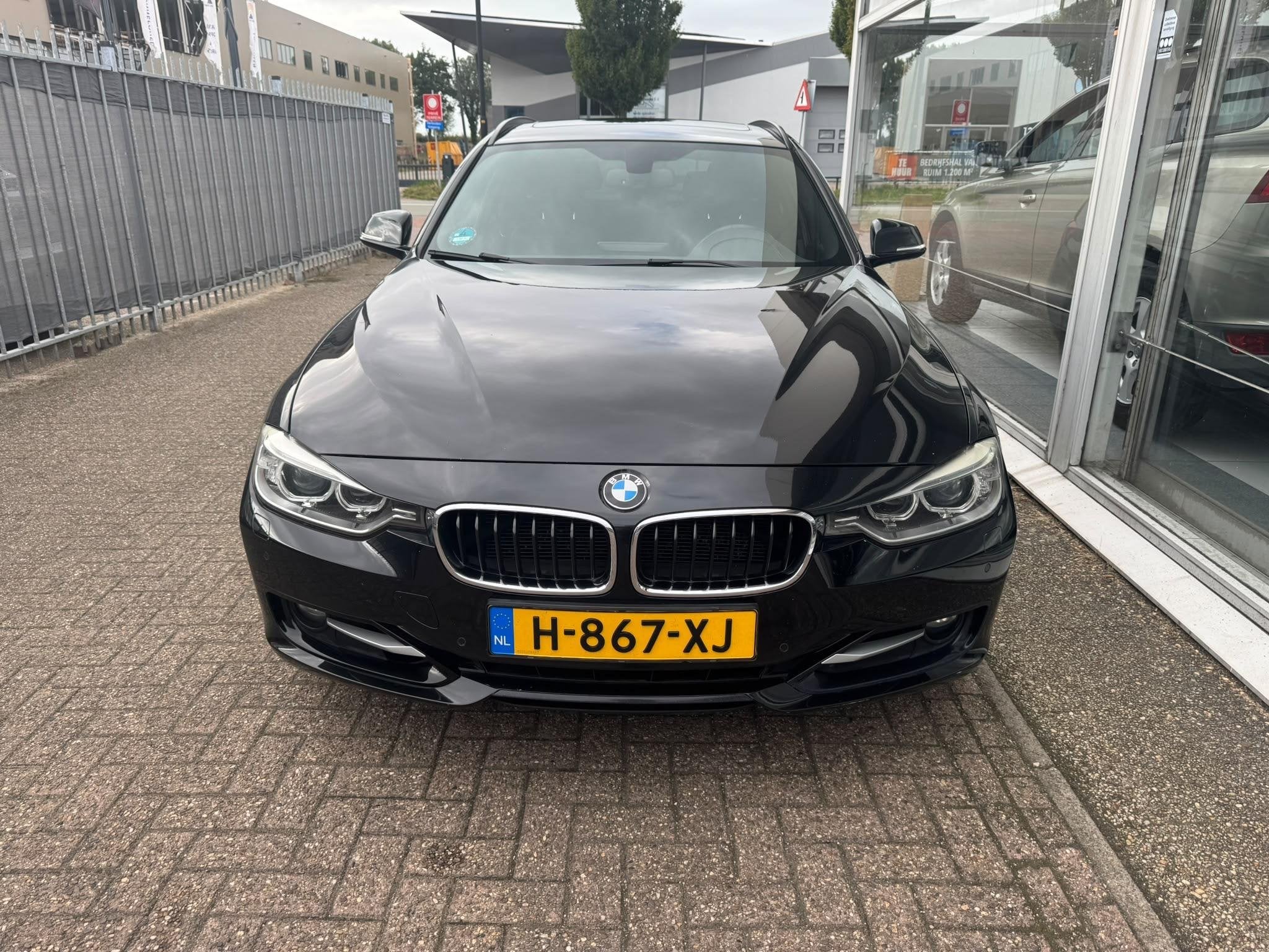 BMW 3-serie Touring 316i High Executive | Panoramadak | Navi, Gebruikt, 4 cilinders, Zwart, Leder