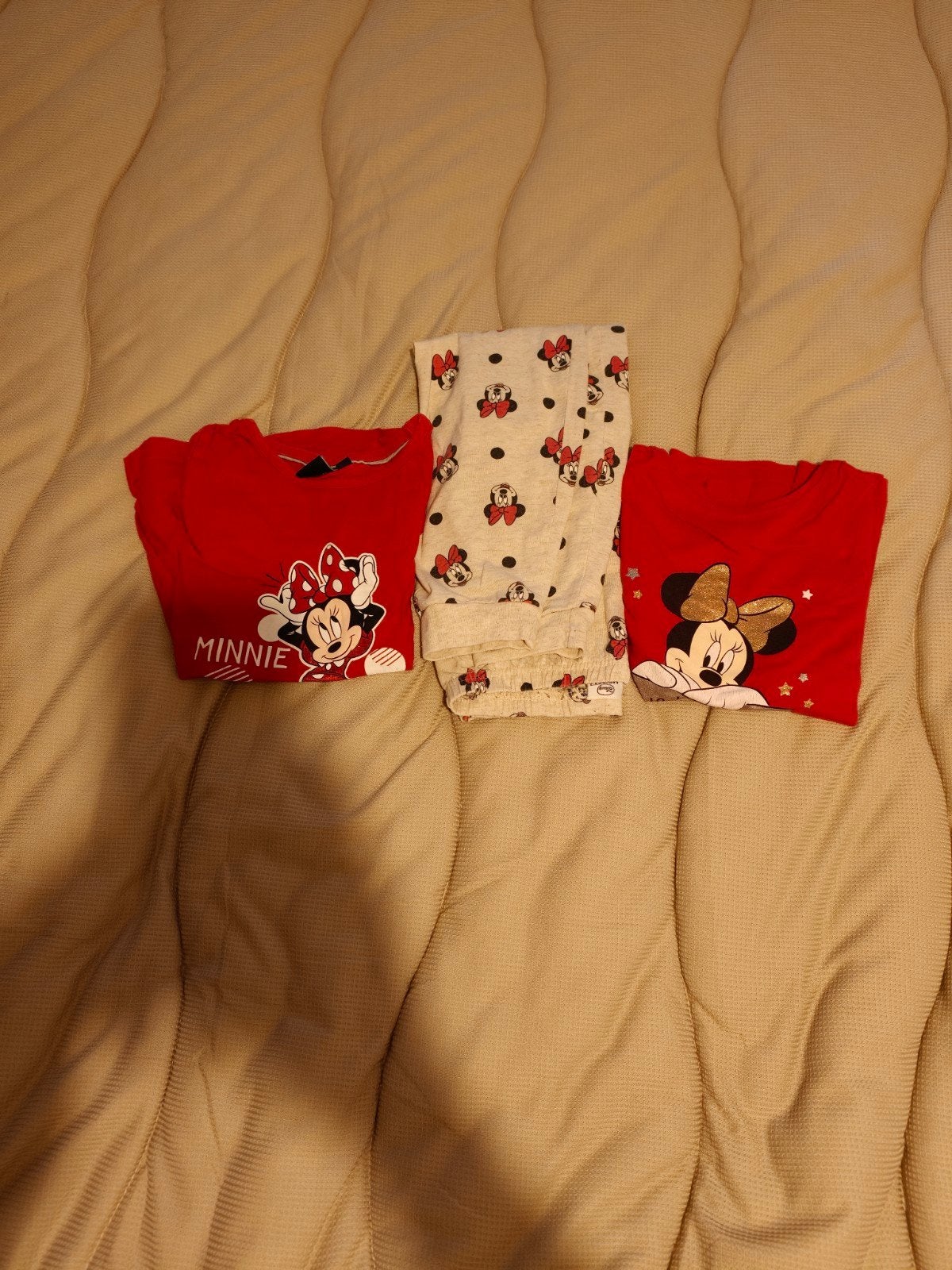 Minnie Mouse Pyjama Set - 2 shirts en broekje, Ophalen of Verzenden, Gebruikt, Minnie Mouse, Meisje