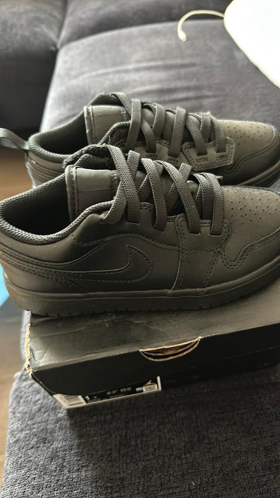Zwarte nike jordan schoenen maat 32, Kinderen en Baby's, Kinderkleding | Schoenen en Sokken, Ophalen, Zo goed als nieuw, Jongen of Meisje