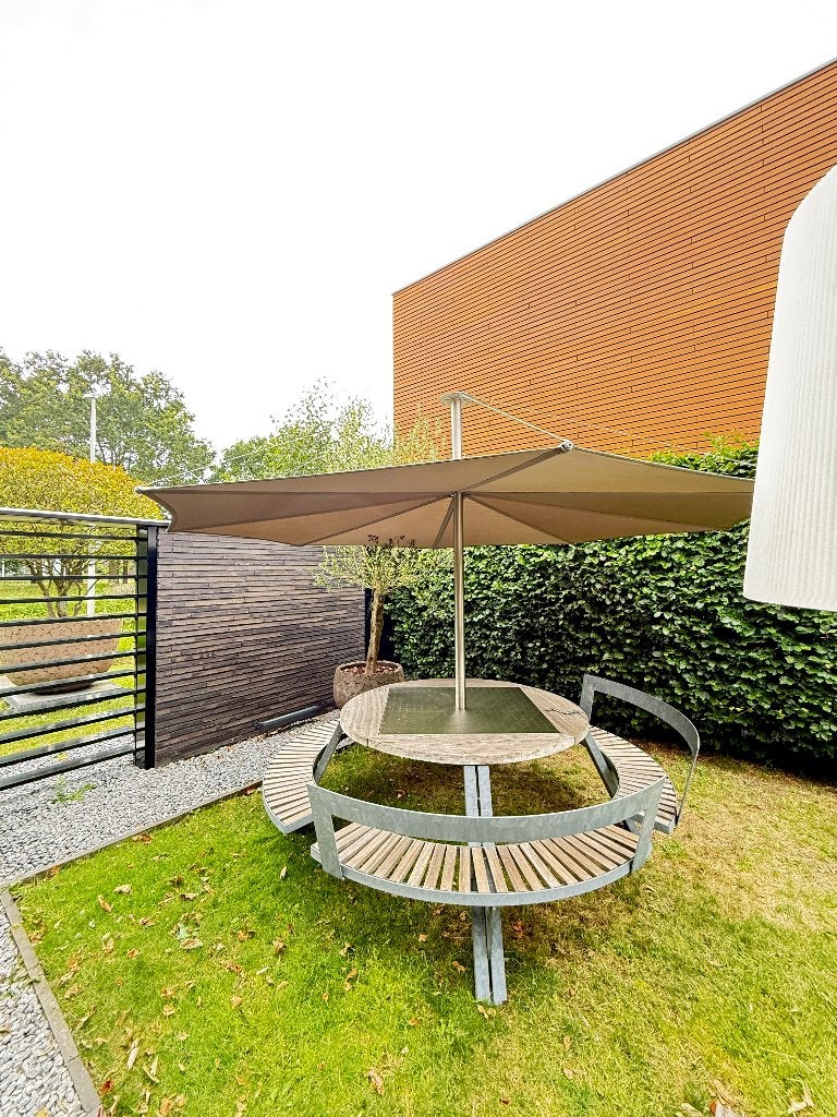 Extremis Gargantua tuintafel picknicktafel + Inumbra parasol, Waterstad 23, Staal, Rond, Zo goed als nieuw