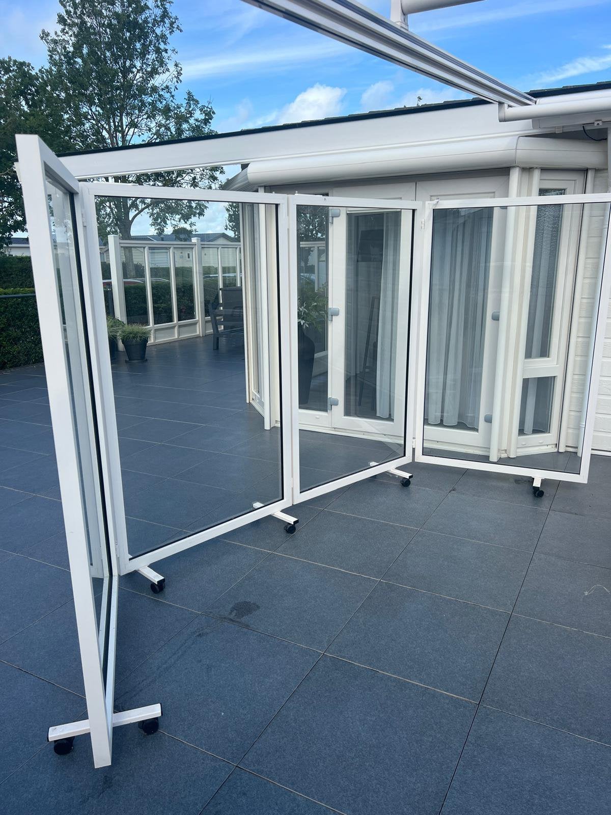 Glazen terras windscherm op wielen / uitrekbaar, Tuin en Terras, Ophalen, Staal, Zo goed als nieuw, 200 cm of meer