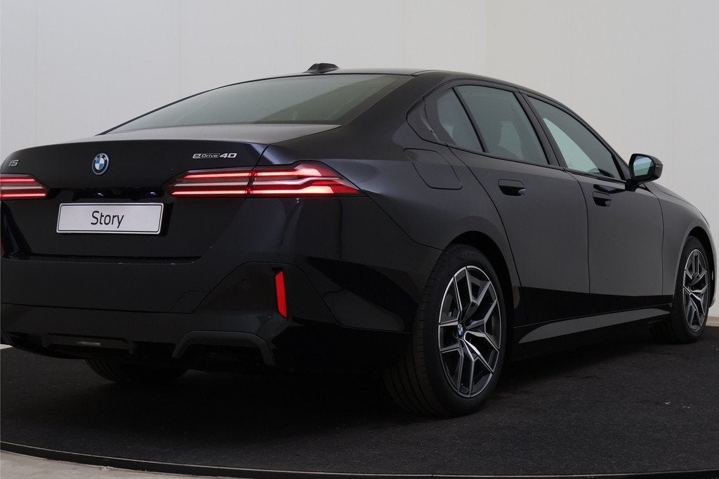 BMW i5 eDrive40 M Sport / Bowers & Wilkins / Achteruitrijcam, Auto's, BMW, 2095 kg, Achterwielaandrijving, Gebruikt, Zwart