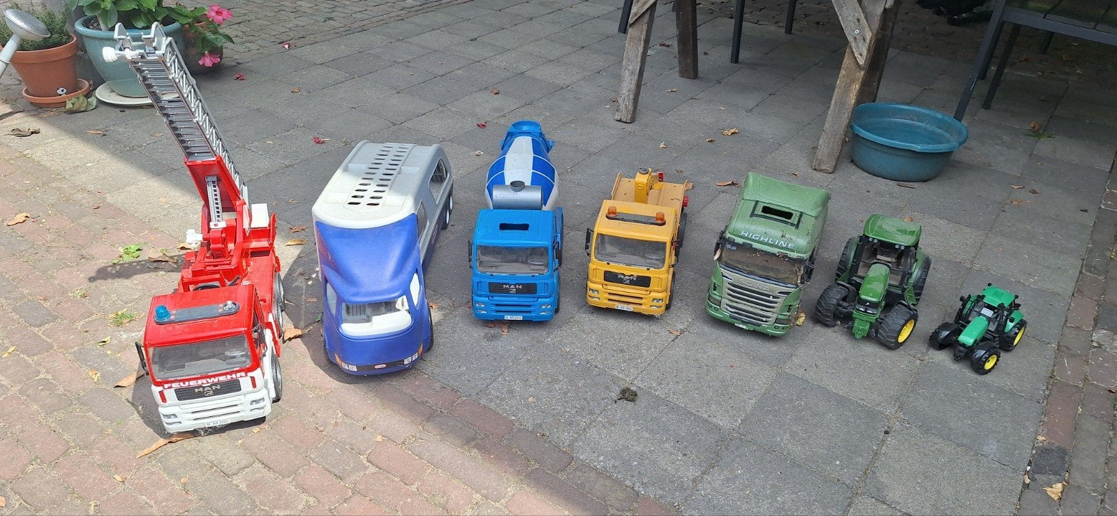 Diverse speelgoedauto's (Bruder, little tikes), Ophalen, Gebruikt