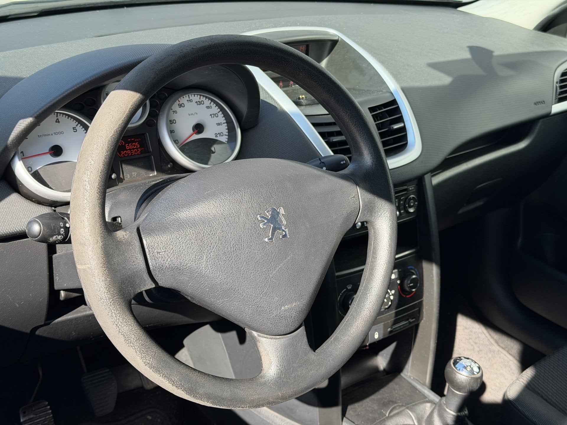 Peugeot 207 1.4 VTi X-line | RIJKLAAR | Airco | Cruise, Voorwielaandrijving, Stof, Zwart, 4 cilinders