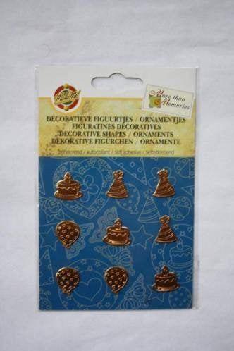 5 st.Make Me Aluminium Dec. figuurtjes bal hoed taart goud, Verzenden, Nieuw, Versiering of Embellishment, Overige merken