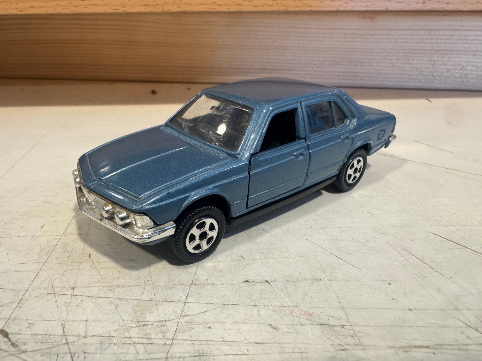1:43 Oude BMW 730 Blauw met. Hotwheels, Ophalen of Verzenden, Gebruikt, Auto, Overige merken