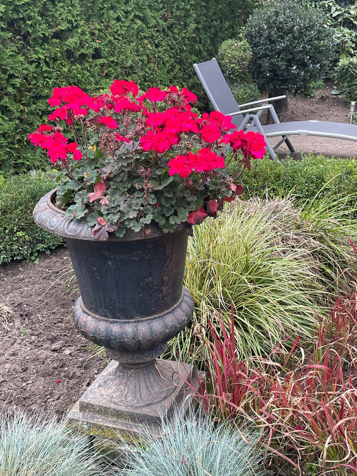 Decoratieve gietijzeren vaas op sokkel voor tuin, Tuin en Terras, Ophalen, Gebruikt