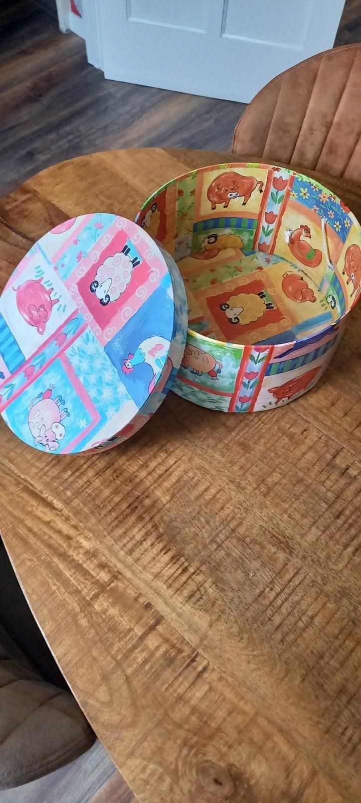 Decoratieve opbergdoos met boerderijdieren, Ophalen, Gebruikt, Meerkleurig, Overige stijlen