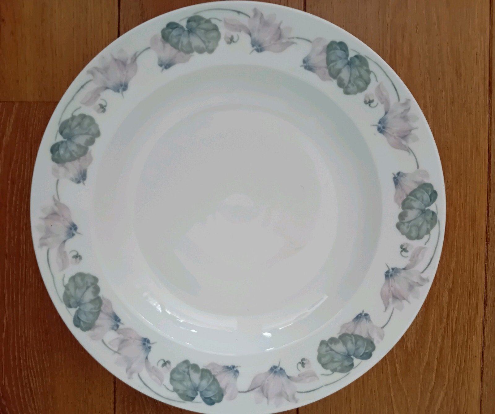 Diepe schotel met bloemmotief +100 jr. oud, 37 cm Freureuth, Antiek en Kunst, Antiek | Servies los, Ophalen of Verzenden