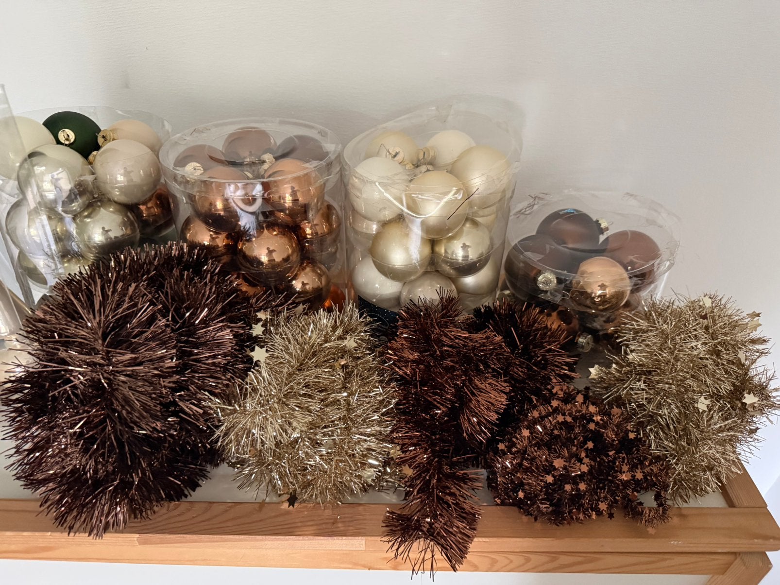 Nieuwe en gebruikte kerstversiering:ballen, slingers, pieken, Diversen, Ophalen, Gebruikt