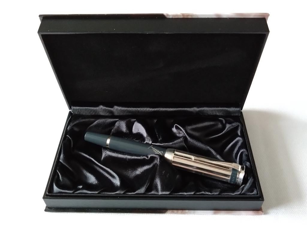 Montblanc Charles Dickens 18K/750 M-nib  (14161/18000), Verzamelen, Nieuw, Met doosje, Ophalen of Verzenden, Vulpen