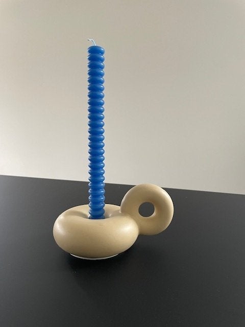 Crèmekleurige donut kandelaar met speels oor – keramiek, Huis en Inrichting, Woonaccessoires | Kandelaars en Kaarsen, Overige materialen