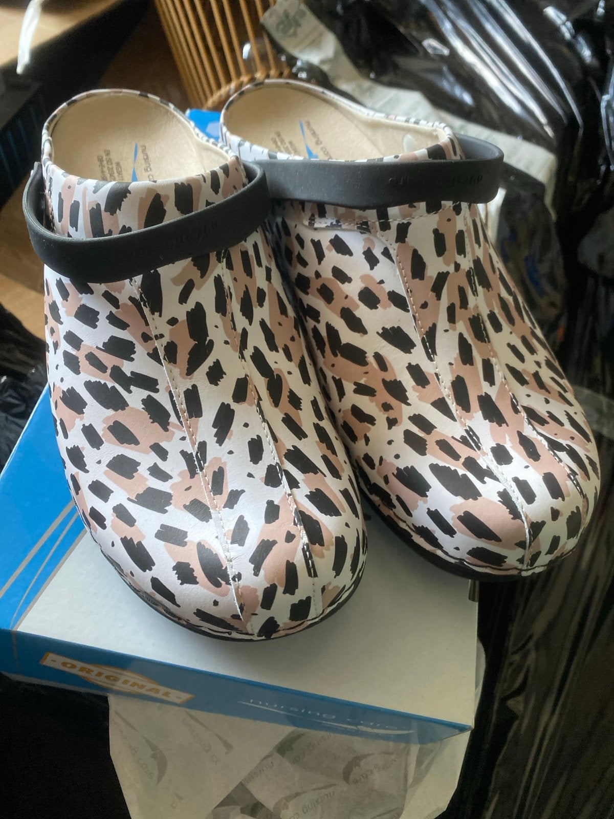 Nieuwe Nursing Shoes klompen met luipaardprint, maat 43, Ophalen of Verzenden, Nieuw, Overige kleuren, Overige typen