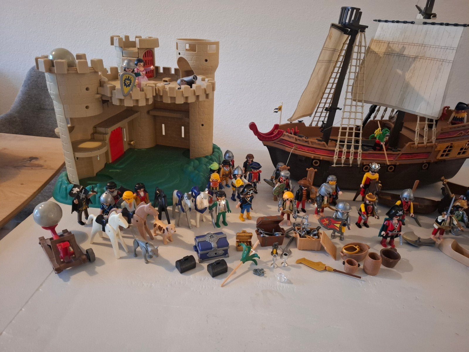 Foto 6 van Grote Playmobil set: Kasteel, schepen en veel figuren