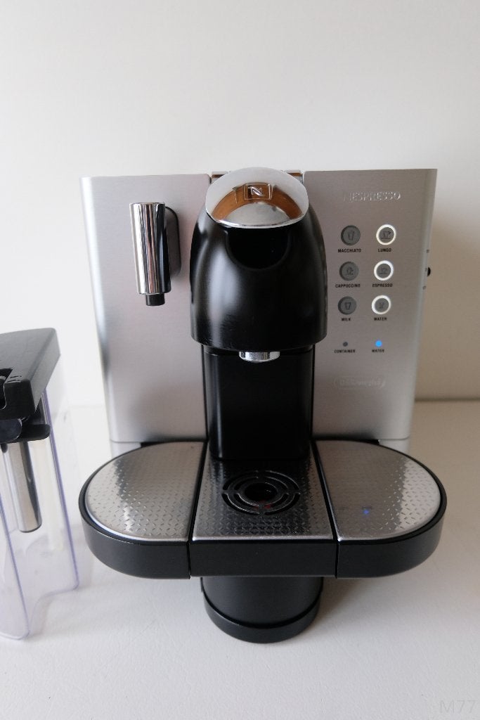 Delonghi Lattissima EN720.M Nespresso Machine zilver, Overige typen, Ophalen of Verzenden, Gebruikt, Zilver