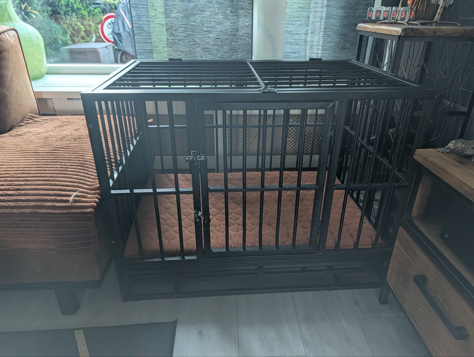 Mooie zwarte bench met wooof kussen, Dieren en Toebehoren, Ophalen, Zo goed als nieuw