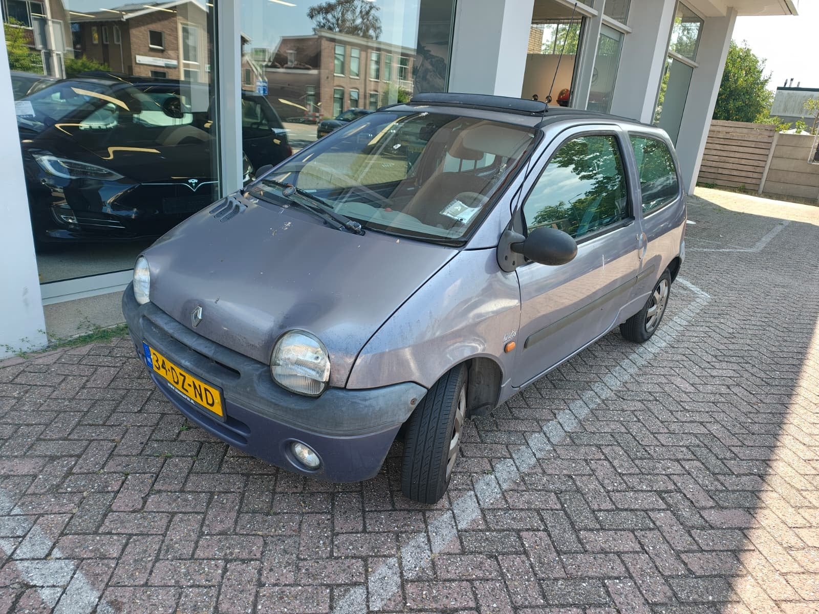 Renault Twingo 1.2 AIR met APK tot 30-10 (bj 2000), Auto's, Oldtimers, Voorwielaandrijving, Elektrische ramen, Origineel Nederlands