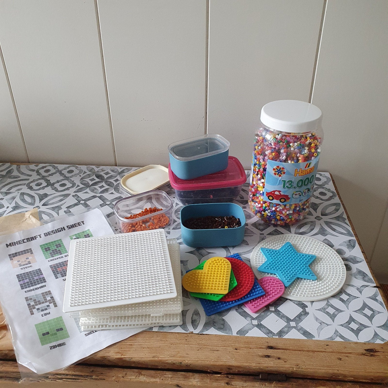Uitgebreide set strijkkralen met diverse vormen en kleuren, Kinderen en Baby's, Speelgoed | Educatief en Creatief, Zo goed als nieuw