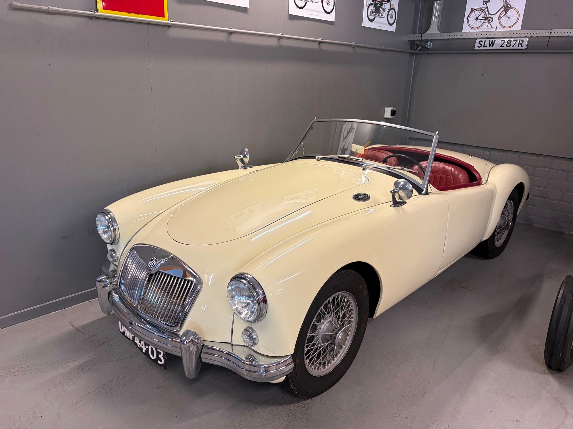 MG A ROADSTER, Auto's, Achterwielaandrijving, Gebruikt, Wit, Bedrijf