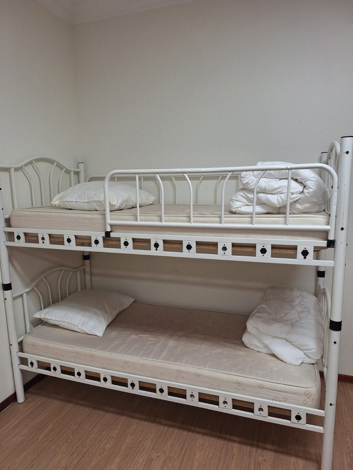 Stevig wit metalen stapelbed met matrassen, 30 stuks, Ophalen, Gebruikt, 90 cm, Tweepersoons