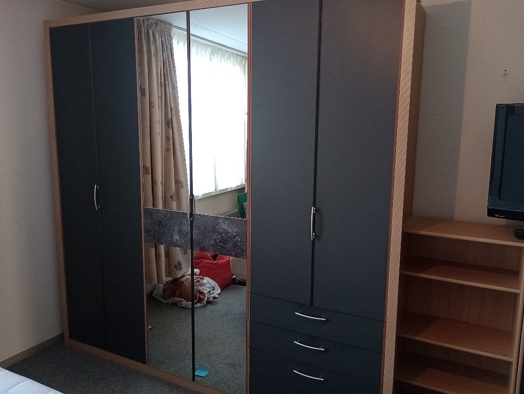 Grote kledingkast met vouwdeuren, Huis en Inrichting, Kasten | Kledingkasten, Gebruikt, 200 cm of meer, 200 cm of meer, 50 tot 75 cm