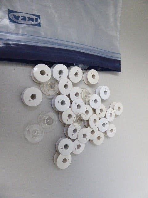 Een zakje met 30 kunststof naaimachine spoeltjes, Ophalen of Verzenden, Nieuw, Naaimachine, Overige merken