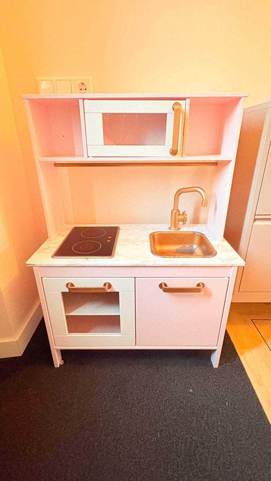 Roze speelkeuken met marmerlook en gouden accenten, Ophalen, Gebruikt, Hout, Speelkeuken