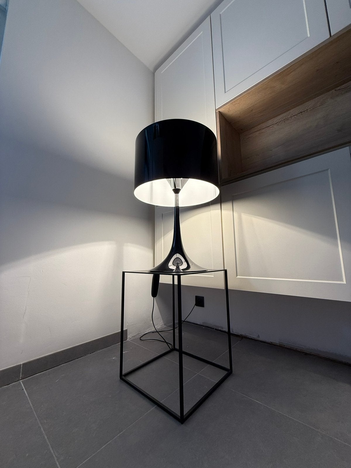 FLOS Spun Light T2, Huis en Inrichting, Lampen | Tafellampen, Overige materialen, Zo goed als nieuw, Zwart, Met schakelaar