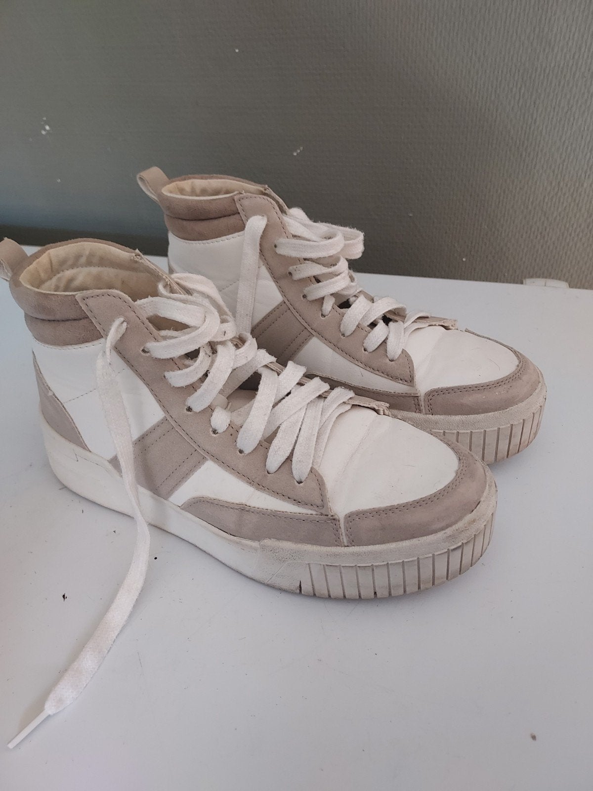 sneackers hoog, Ophalen of Verzenden, Zo goed als nieuw, Sneakers of Gympen