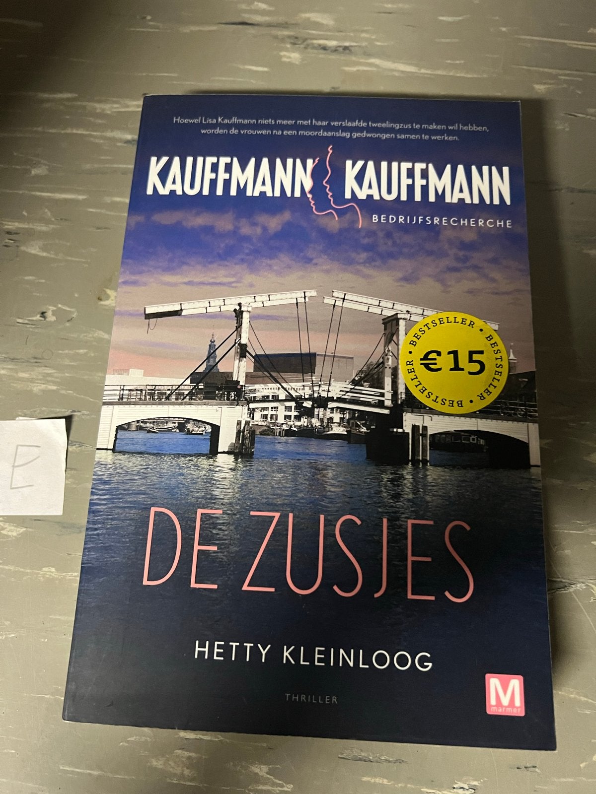 Kauffmann & Kauffmann: De Zusjes - Hetty Kleinloog Thriller, Ophalen of Verzenden, Zo goed als nieuw