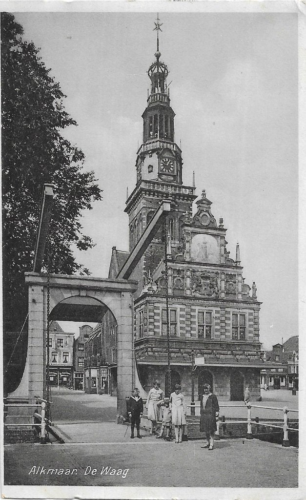 AK Alkmaar - De Waag, poseren, Verzenden, 1920 tot 1940, Gelopen, Noord-Holland