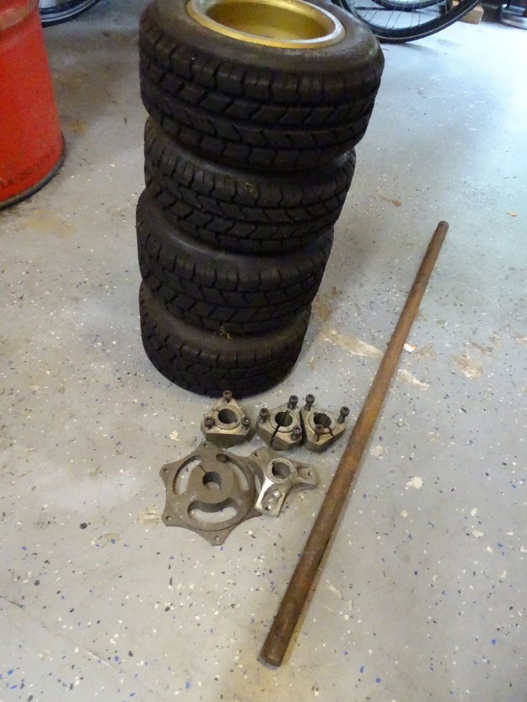 Set van 4 Regenbanden, velgen, klossen, achteras alles 25 mm, Ophalen, Gebruikt, Onderdelen Kart