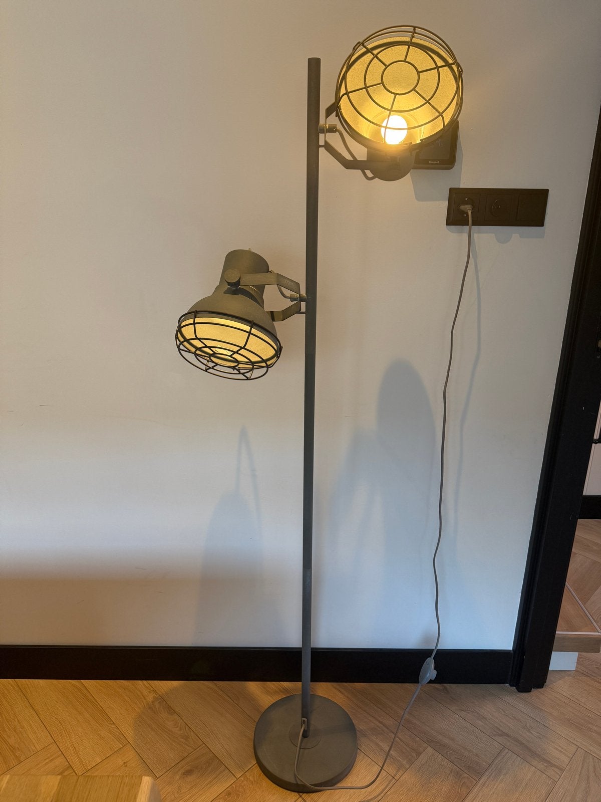Nette betonlook Vloerlamp!, Ophalen, E27 (groot), Zo goed als nieuw, Metaal