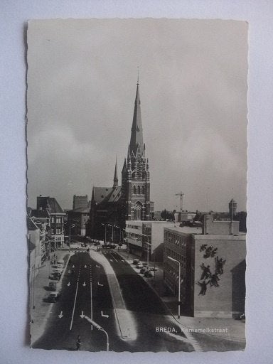 Q33 Breda - Karnemelkstraat met kerk, Verzenden, 1960 tot 1980, Gelopen, Noord-Brabant