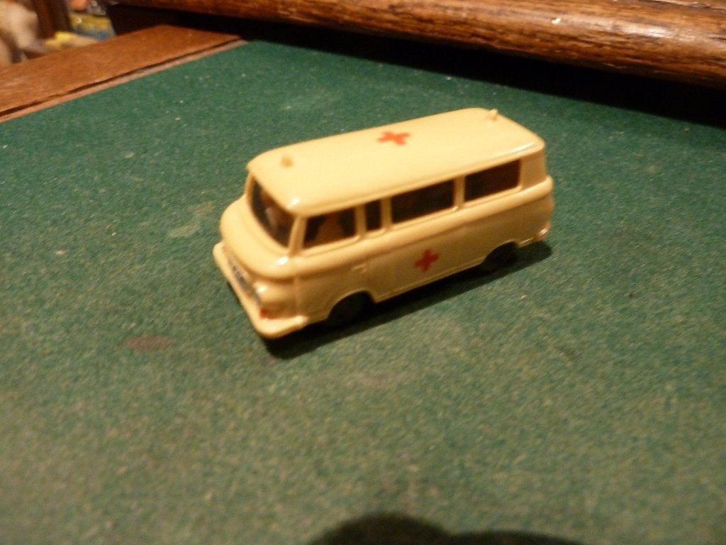 HO & 1: 87 : BARKAS (DDR)  AMBULANCE + bemanning + MINT !, Ophalen of Verzenden, Nieuw, Auto