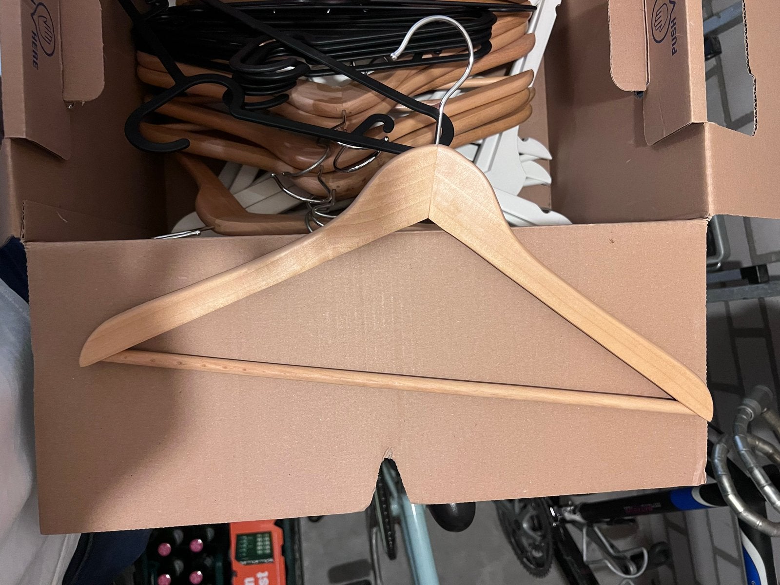 Diverse kledinghangers (hout, kunststof) gratis af te halen, Ophalen, Gebruikt, Hout, Volwassenen