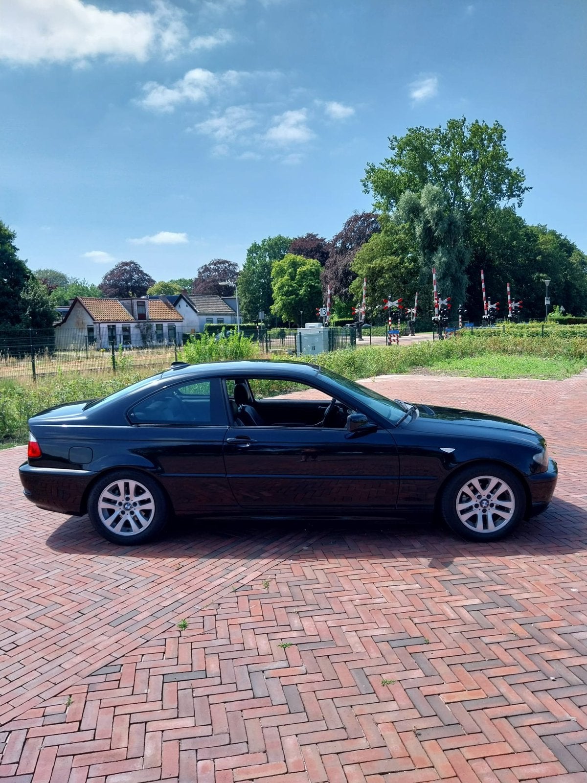 320 Coupe 2003  APK JULI 27 LEDER 6 CYL, 6VERSN HANDGESCH, Auto's, 2171 cc, Achterwielaandrijving, Zwart, 75 €/maand