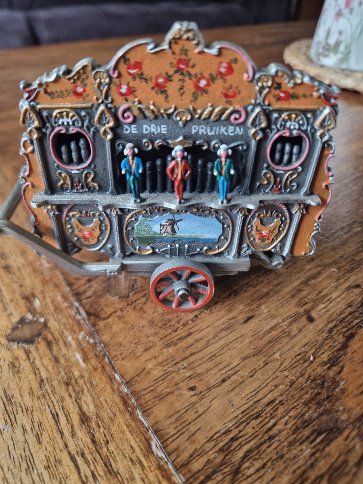 Tinnen Draaiorgel, Ophalen