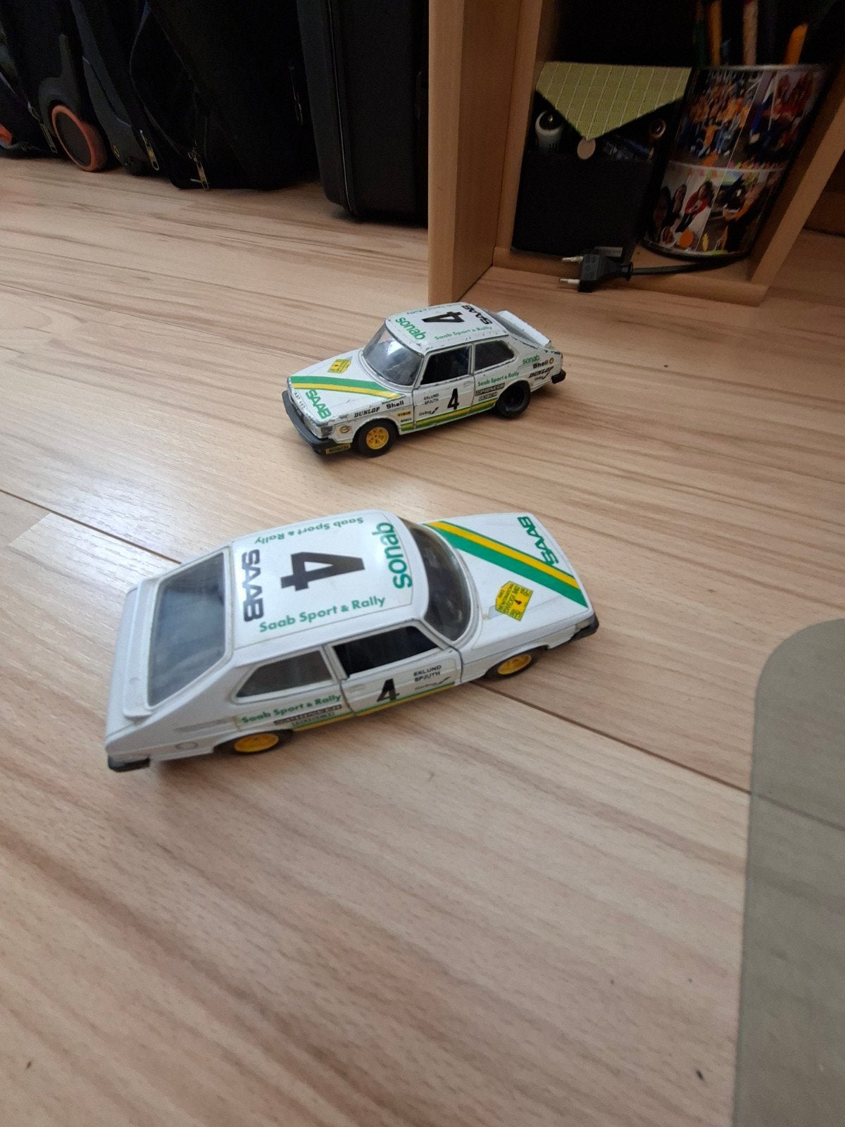 2x Saab 900 Turbo Rally modelauto's - Burago, Ophalen of Verzenden, Gebruikt