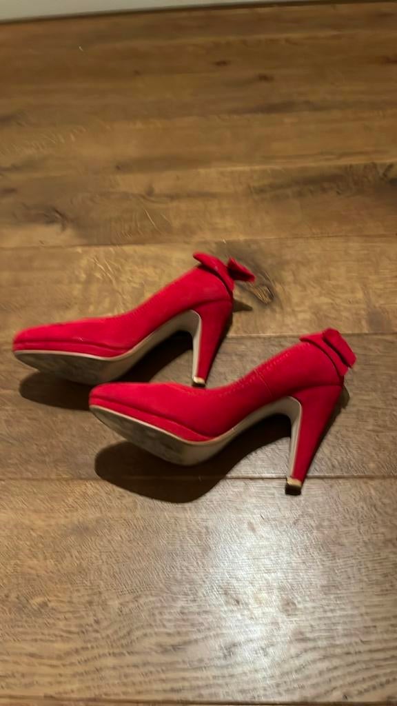 Rode pumps met strik - Hot View, Pumps, Ophalen of Verzenden, Zo goed als nieuw, Rood