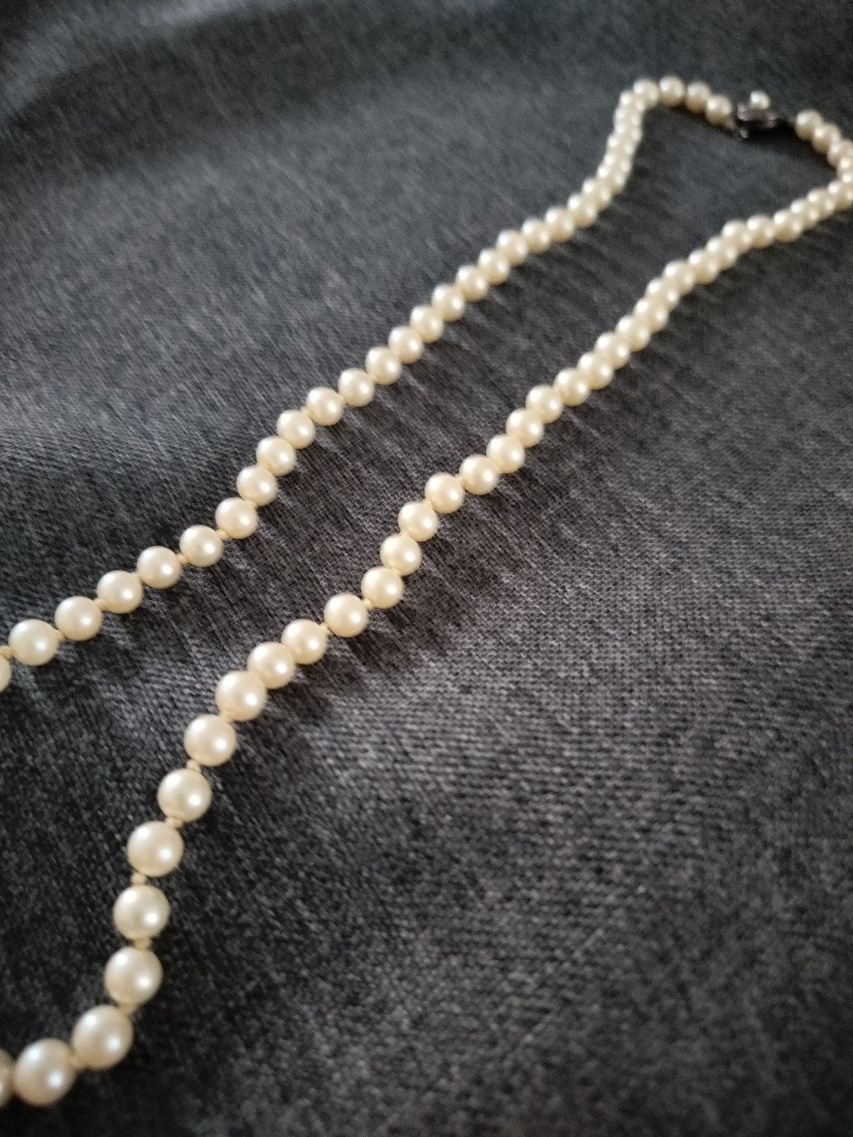 Elegante parelketting met klassieke sluiting, Sieraden, Tassen en Uiterlijk, Overige materialen, Beige, Ophalen of Verzenden, Zo goed als nieuw