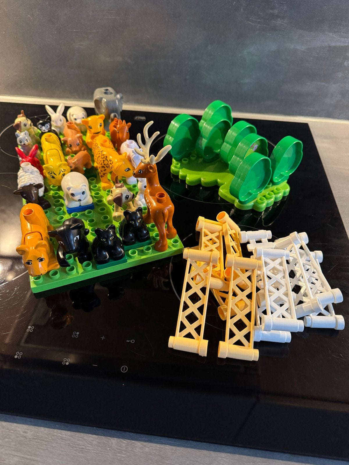 Foto 2 van Duplo diertjes met hekjes en boompjes