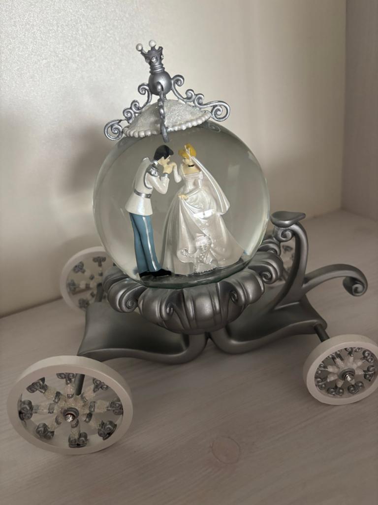 Assepoester Sneeuwglobe uit Euro Disney, Ophalen, Assepoester of Belle, Zo goed als nieuw, Beeldje of Figuurtje