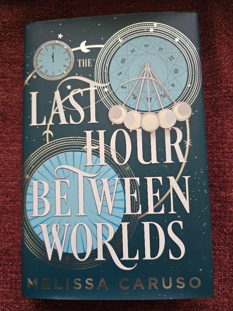 GESIGNEERD! The Last Hour Between Worlds - Melissa Caruso, Ophalen of Verzenden, Nieuw, Melissa Caruso