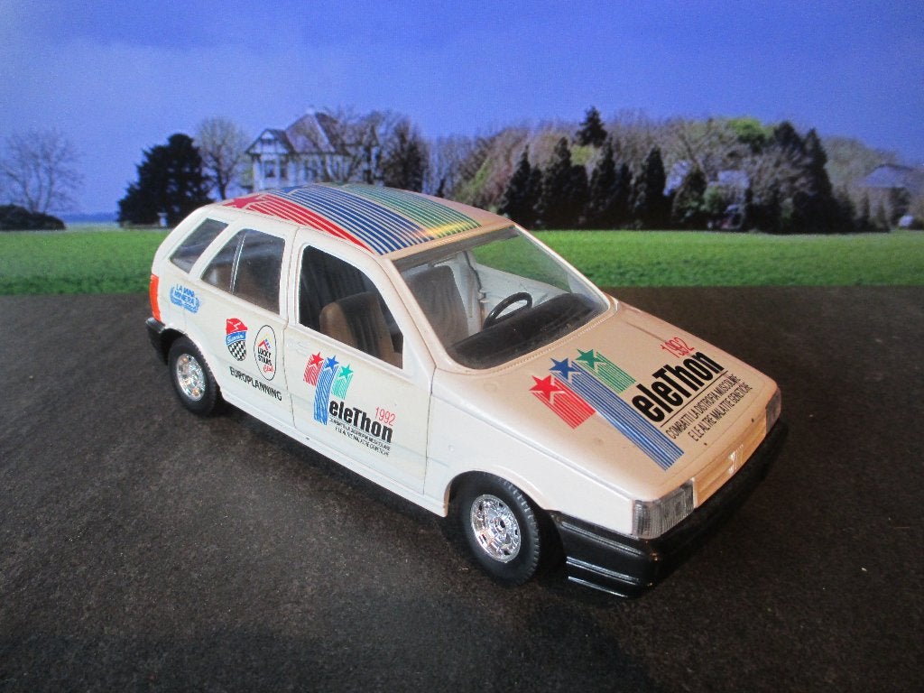 1/24 Fiat Tipo - Bburago Telethon, Hobby en Vrije tijd, Modelauto's | 1:24, Ophalen of Verzenden, Zo goed als nieuw, Maisto