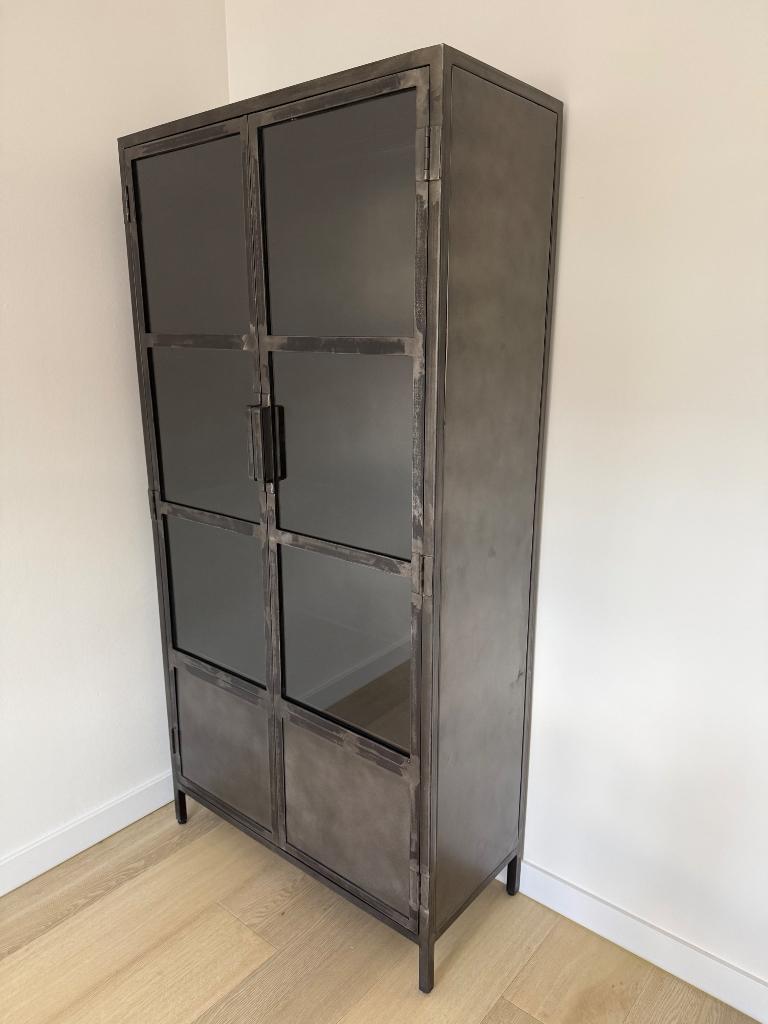 Vitrinekast metaal/glas Carpino, Huis en Inrichting, Kasten | Vitrinekasten, Ophalen, Met deur(en), Zo goed als nieuw, Glas