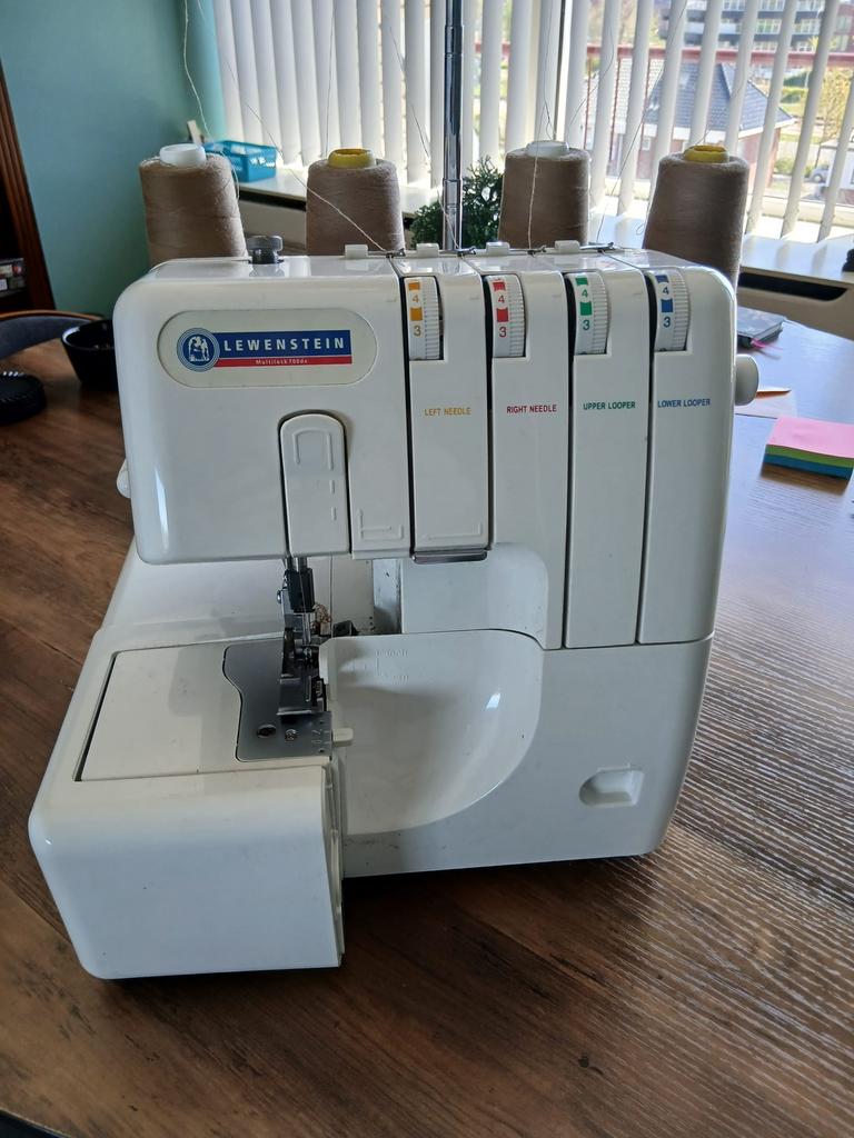 Lewenstein overlockmachine, Ophalen, Zo goed als nieuw, Lockmachine