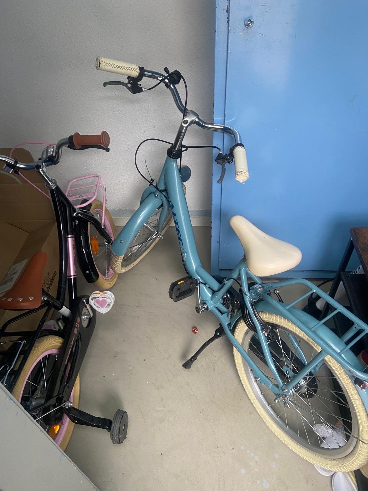 Twee kinderfietsen: blauw en zwart met roze accenten, Terugtraprem, Zijwieltjes, Ophalen of Verzenden, 16 tot 20 inch