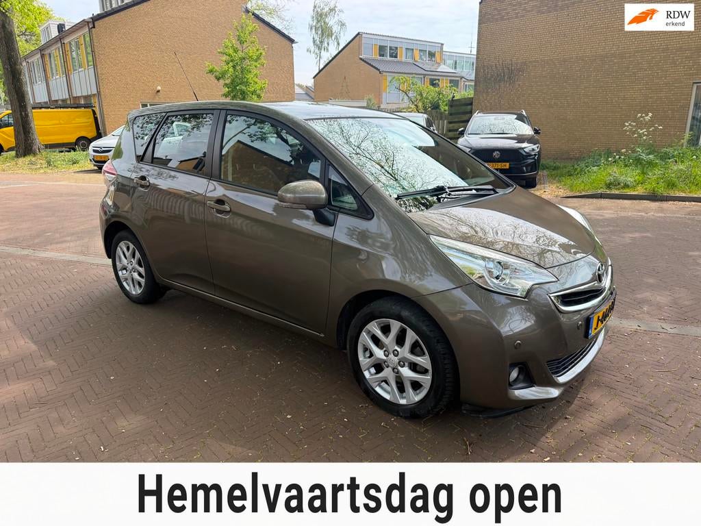 Toyota Verso-S AUTOMAAT / Camera / Panorama dak / Navigatie, Euro 5, Gebruikt, 4 cilinders, Bruin